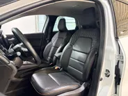 Renault Captur 130PK TCe Initiale Paris Automaat | 1e eigenaar | 360 Camera | Stoelverwarming | Navi | Apple CarPlay/Android Auto | Leder | Adaptive Cruise Control | Climate Control | Full LED | Lichtmetalen Velgen |