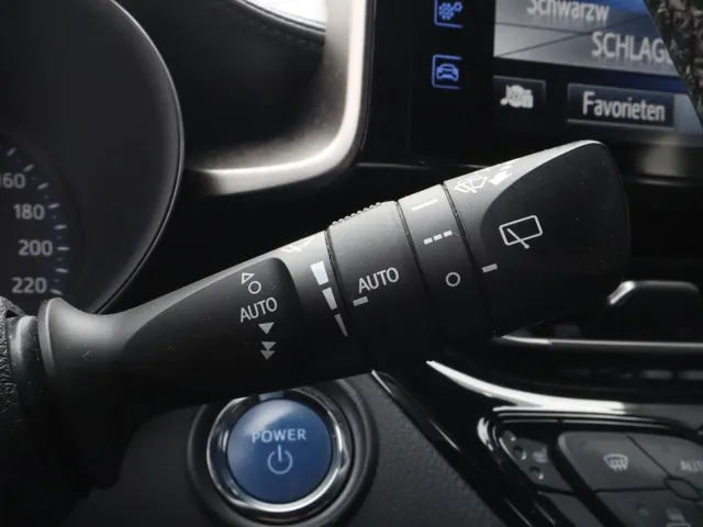Toyota C-HR 1.8 Hybrid Style Trekhaak | All Seasonbanden | Stuur en stoelverwarming