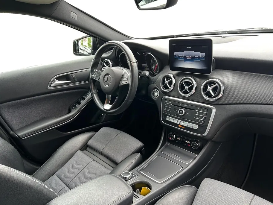 Mercedes-Benz GLA 180 Business Solution Limited | achteruitrijcamera | cruise control | start/stop systeem | Bluetooth telefoonvoorbereiding | schakelmogelijkheid aan stuurwiel |