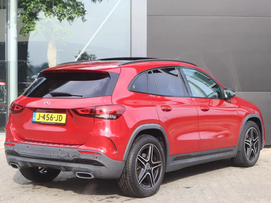 Mercedes-Benz GLA 200 Business Solution AMG l Trekhaak l Panoramadak l Stoelverwarming