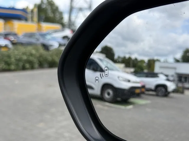 Toyota Yaris 1.5 Hybrid Executive Bi-Tone | PDC V+A | HUD