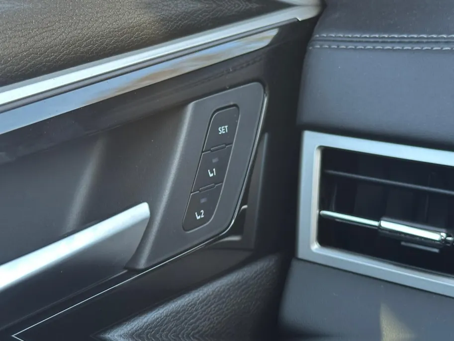 Mitsubishi Outlander 2.4 PHEV Instyle Leer | Electrische stoelverstelling met geheugen | Trekhaak afneembaar | Head-up display | Open dak panorama | 230Volt aansluiting in kofferruimte