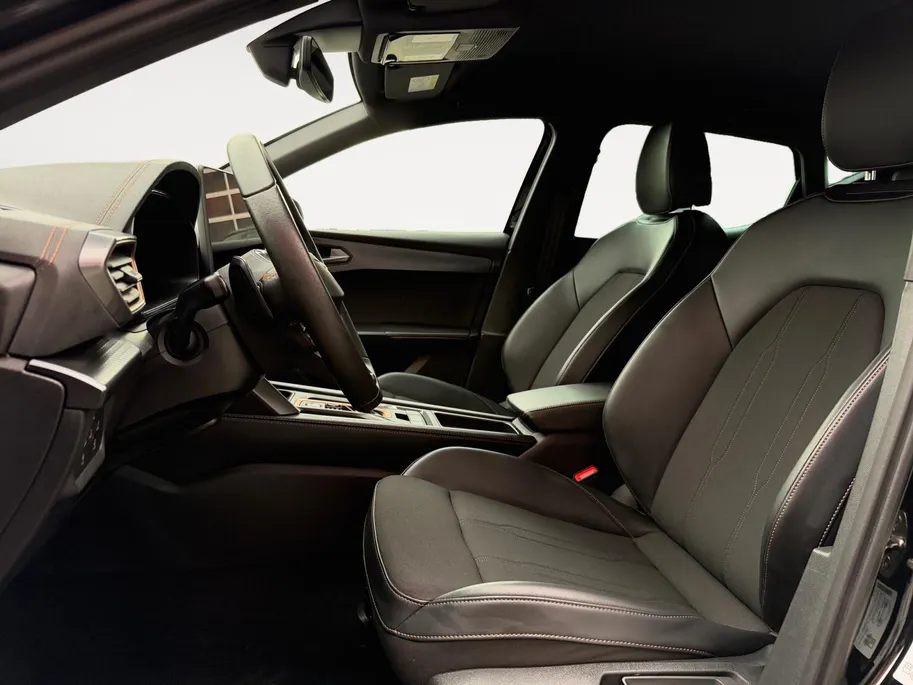 CUPRA Leon 1.5 PHEV Business 204PK AUTOMAAT | Elektrische actieradius tot 125km WLTP | Navigatie | Apple Carplay & Android Auto | Adaptive Cruise Control | Climate Control | Parkeersensoren voor & achter | 18'' Lichtmetalen velgen | Strakke auto