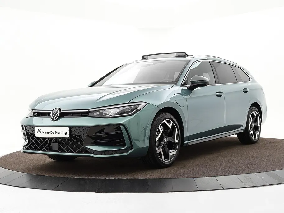 Volkswagen Passat Variant 1.5 eHybrid 272pk DSG R-Line Edition · Panoramadak · Inklap. Trekhaak · 360 Camera · Keyless · Matrix LED · Elek. Achterklep · Head-Up Display · Garantie t/m 13-11-2030 of 100.000km