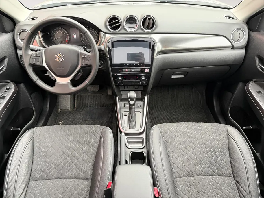 Suzuki Vitara 1.5 Hybrid Style 116PK AUTOMAAT | Parkeer sensoren| Metallic lak| 4 seizoen banden| Camera| Schuif en kanteldak| Navigatie| Stoel verwarming| Adaptieve cruise control