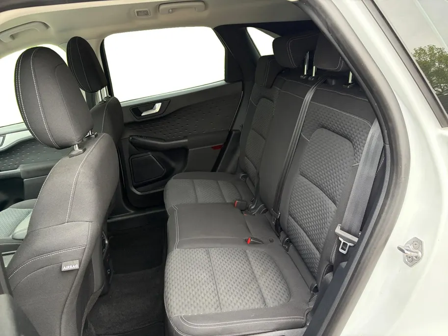 Ford Kuga 1.5 EcoBoost Titanium 150PK | Trekhaak (1800kg trekgewicht) | Navigatie | Parkeersensoren | Privacy Glass | Winter Pack
