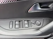 Peugeot 2008 1.2 PureTech 130 Allure | Automaat | Parkeersensoren voor en achter | Acteruitrijcamera | Apple carplay & Android auto | Cruise control | Navigatie | Trekhaak | Bovag garantie |