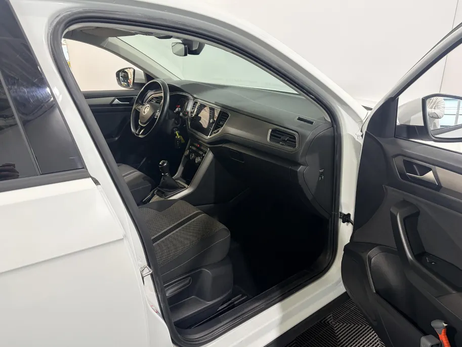 Volkswagen T-Roc 110PK TSI Style | Trekhaak 1300KG Trekgewicht | Navigatie | Cruise Control Adaptief | Climate Control | Camera | Parkeersensoren | Lichtmetalen Velgen | Armsteun |