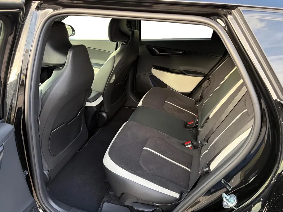 Kia EV6 GT-Line Business Edition 84 kWh | Rijdende Demo ! | Draadloos Apple Carplay / Android Auto | Navigatiesysteem | Elektrisch Verstelbare voorstoelen | Licht + Regensensor | Stoelverwarming+ Stoelkoeling  | Stuurverwarming | Elektrisch Bedienbare Achterklep 