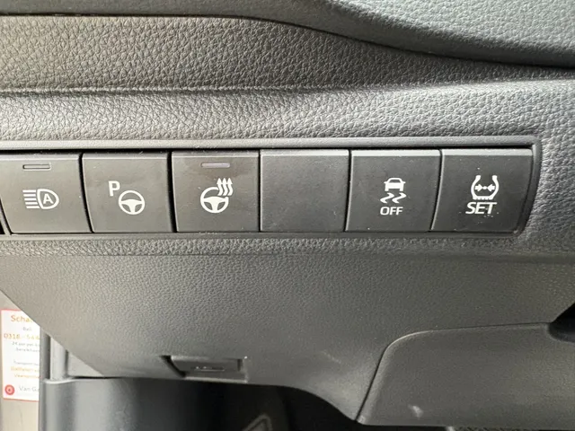 Toyota Corolla 1.8 Hybrid Executive | Leer | All Seasons