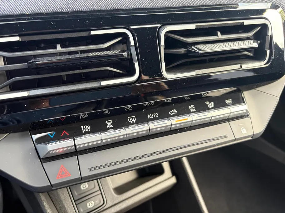 Renault 5 comfort range techno 52 kWh nu op voorraad met 1600,- korting , Pack Advanced Driving Assist , pack winter , Pack Harman Kardon premium sound , Apple Carplay/Android Auto , stoel en stuurverwarming , camera .
