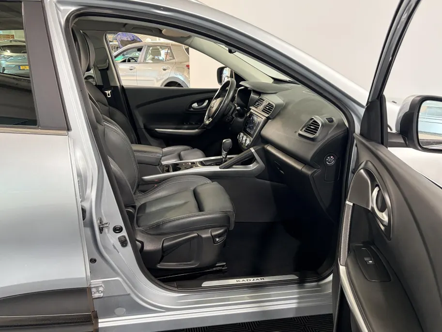 Renault Kadjar 140PK TCe Intens Automaat | Trekhaak (1500 KG) | Panoramadak | 19' Lichtmetalen Velgen | Stoelverwarming | Navi | Camera | Climate Control | Adaptieve Cruise Control | Leder |