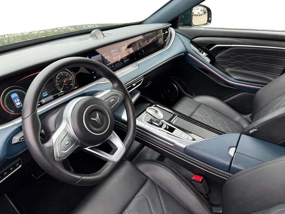 Voyah Free Flagship Edition 4WD 106 kWh | Full Option | 500 km rijbereik | Luchtvering | Stoelkoeling, -verwarming en -massage | Blackline exterieur & interieur |