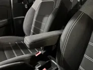 Dacia Sandero 90PK TCe Journey | Camera | Armsteun | Climate Control | Parkeersensoren | Apple CarPlay/Android Auto | Licht & Regen Sensor | Cruise Control | Lichtmetalen Velgen | Full LED |