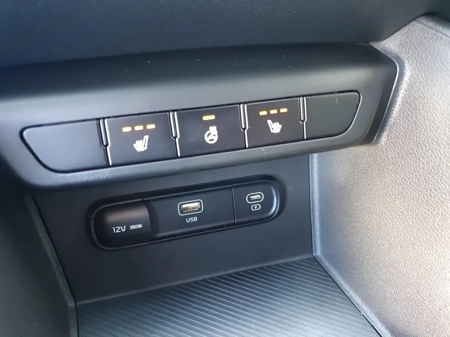 Kia Sportage 1.6T MHEV DynamicLine Edition | Stoel en stuurverwarming | Navigatie | Camera | Apple Carplay / Android Auto | Climate control |