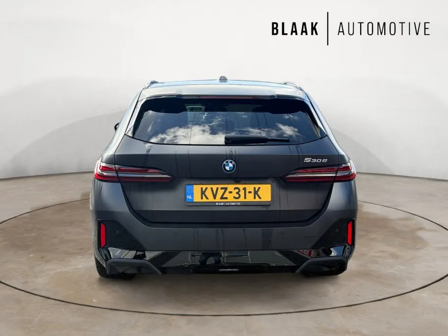 BMW 5 Serie Touring 530e M Sport-Pro Edition | matzwart | 21' individual | innovation | leer | head-up