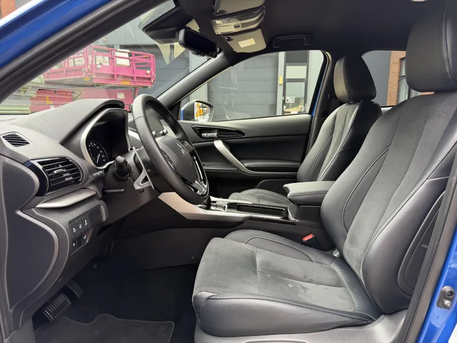 Mitsubishi Eclipse Cross 2.4 PHEV Intense+ | Stoel- en stuurverwarming | Elektrisch verstelbare stoelen | Trekhaak | Achteruitrijcamera | Parkeersensoren voor- en achter | Navi | Climate Control