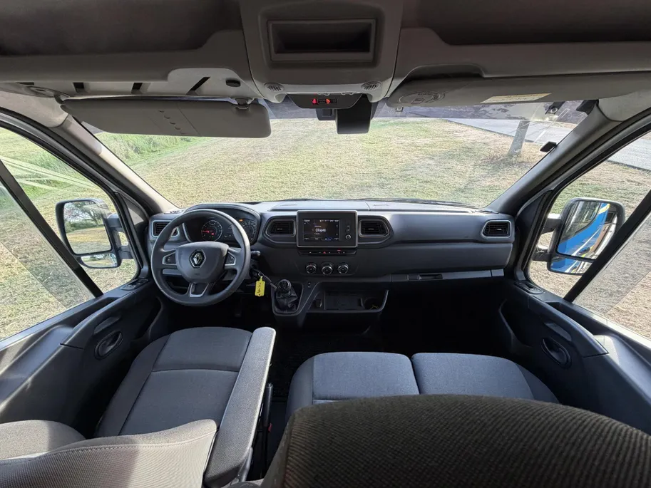 Renault Master T35 2.3 dCi 135 L3H2 Work Edition | Camper Edition | Motorsport Edition | Thule Omnistor Luifel | Airco in Leefruimte | TV | Koelkast | Magnetron | Volledig Bed | 2 Lederen Stoelen | DAB | LED Verlichting Leefruimte |