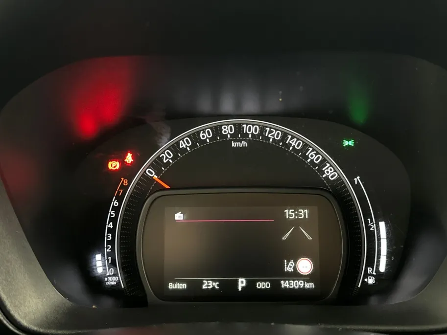 Toyota Aygo X 1.0 VVT-i S-CVT Pulse Plus Automaat | Keyless Entry | Parkeersensoren voor + achter | 17'' L.M. Velgen