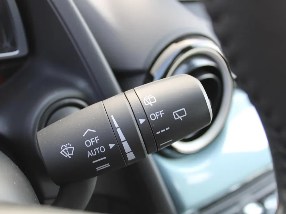 Mazda 2 1.5 e-SkyActiv-G 90PK 6MT Exclusive-Line | Private lease v.a. € 429 p/m | Camera | Dodehoek detectie | Clima | LED | Stoel- / Stuurverwarming |