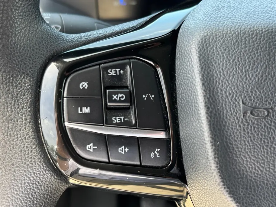 Ford Transit Custom 280 2.0 TDCI L1H1 Trend 110 pk | 3-zits | Airco | Parkeersensoren voor en achter | Apple Car PLay / Android Auto | LED dagrijverlichting |