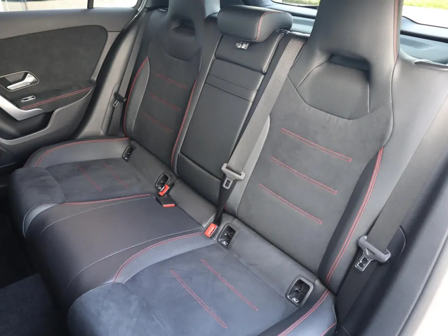 Mercedes-Benz A-Klasse 180 AMG Line l Panorama dak l Keyless entry l Achteruitrij camera l Stoelverwarming