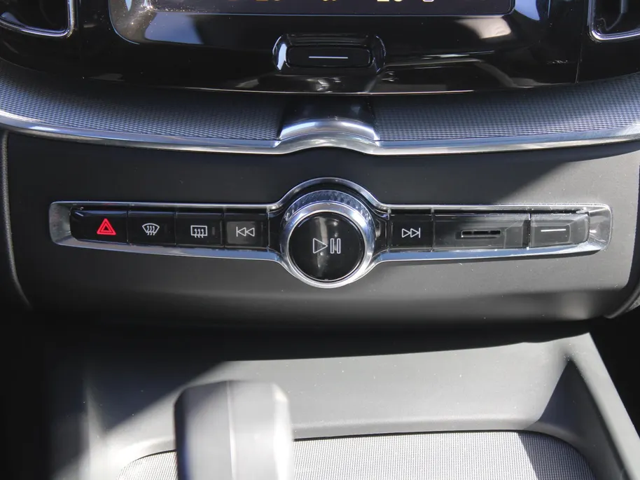 Volvo XC60 2.0 T6 Plug-in hybrid AWD Essential Edition Bright | Leer | Schuifdak | Elek. stoelverstelling | 19' LM | Dodehoek detectie | LED | Zeer nette auto |