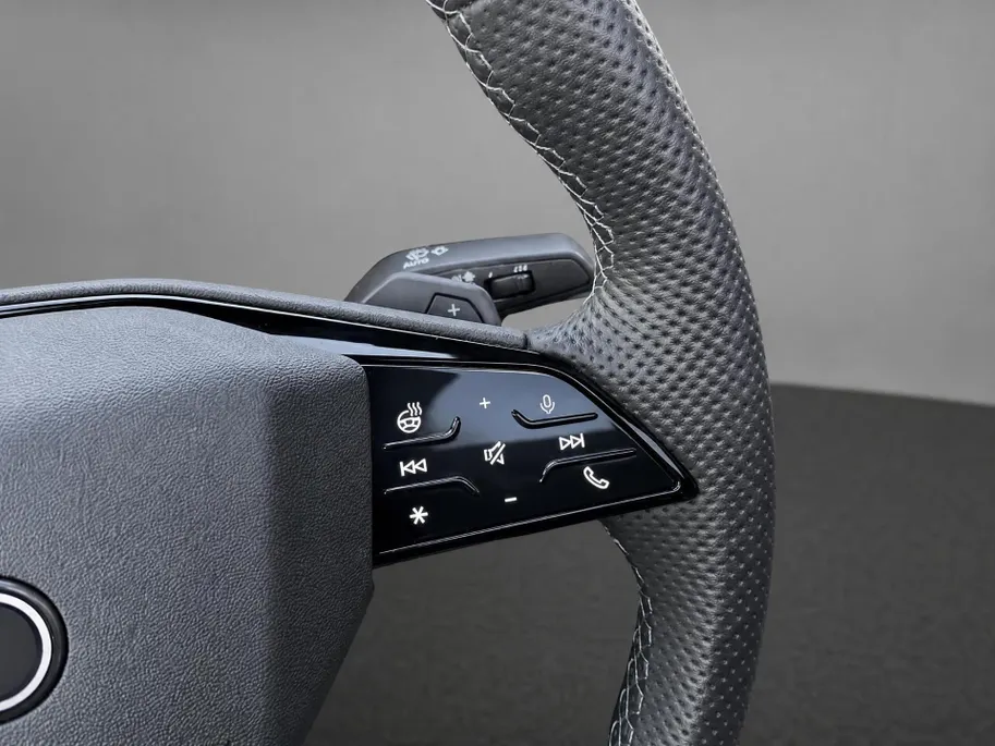 Audi Q6 e-tron S edition 306pk performance 100 kWh · Panoramadak · Luchtvering · Trekhaak · 360 Camera · Warmtepomp · Head-Up · Elek. Voorstoelen · 21'' Inch · 24-11-2030 of 100.000km
