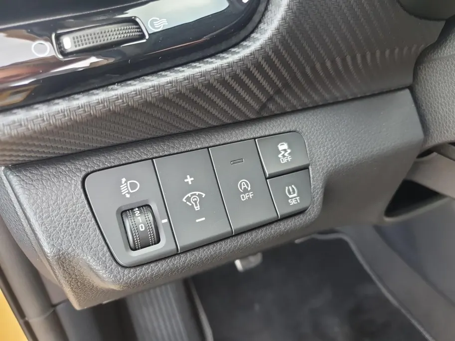 Kia Stonic 1.0T MHEV GT-PlusLine | Schuifdak | Stoel en stuurverwarming | Navigatie | Camera | Climate control | Cruise control | Getinte ramen achter | Parkeersensoren voor en achter |