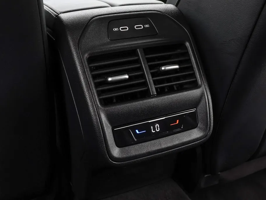 Volkswagen Passat Variant 1.5 eTSI 150pk DSG Business · Camera · Stuur- & Stoelverwarming · Apple/Android Car Play · Massagefunctie Voorstoelen · Garantie t/m 11-06-2028 of 100.000km
