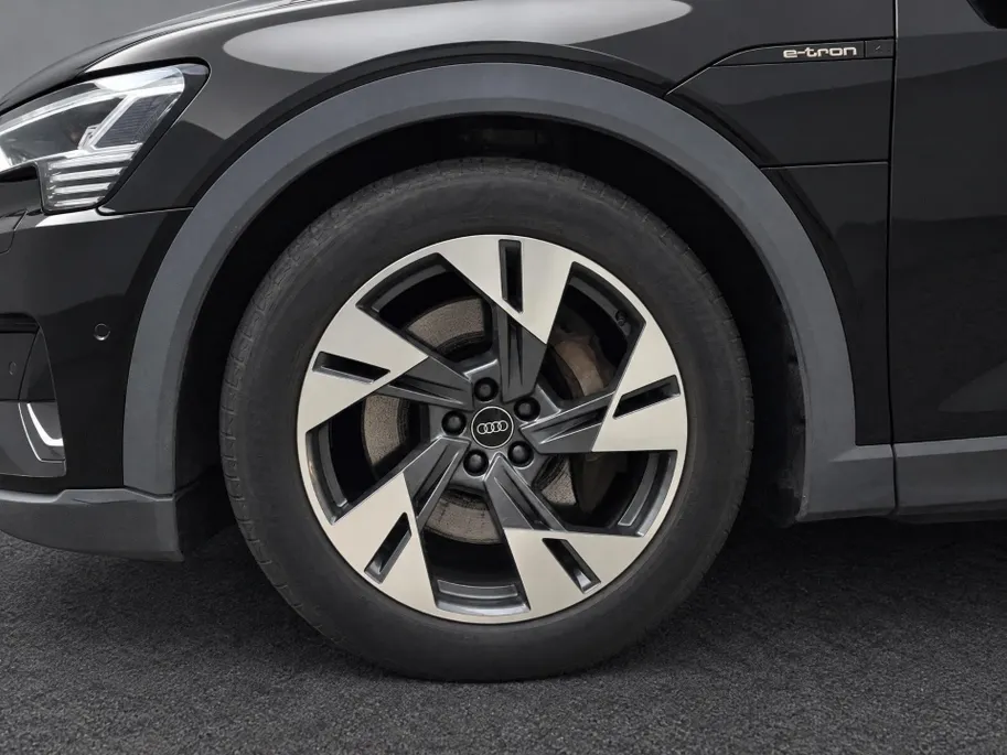 Audi e-tron 55 quattro edition 95 kWh 408pk · Panoramadak · 360 Camera · Afneembare Trekhaak · Lederen Bekleding · Elek. Stoelen + Geheugen Bestuurder ·