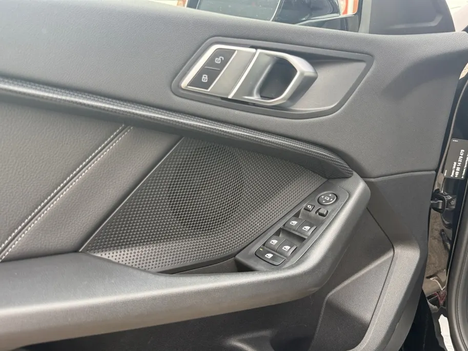 BMW 1 Serie Limousine 118i Sport Line Apple/Android draadloos | Automaat | Climate Con
