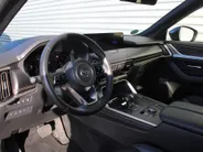 Mazda CX-80 2.5 e-SkyActiv PHEV Homura Plus | Trekhaak | Stuur-/stoelverwarming + ventilatie | 360 Camera | Schuifdak | Elek. stoelverst. | 20' LM | Leer | 7-zits |