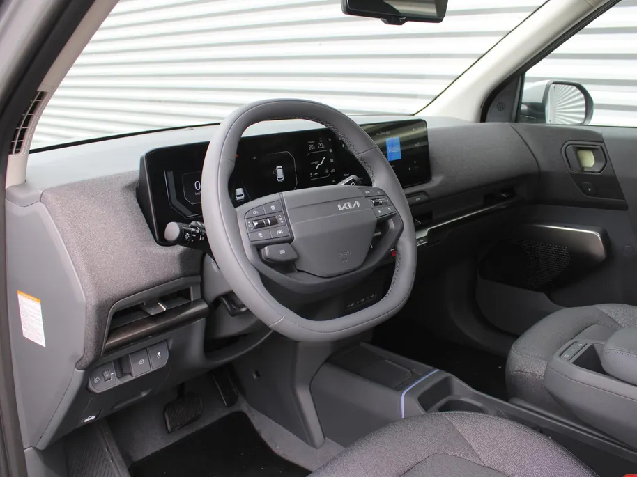 Kia EV2 Plus 42.2 kWh | Dodehoek detectie | Clima | 18'' LM Velgen | Stuur-/stoelverwarming | All seasons | Camera | Keyless | Telefoonlader | Navi |