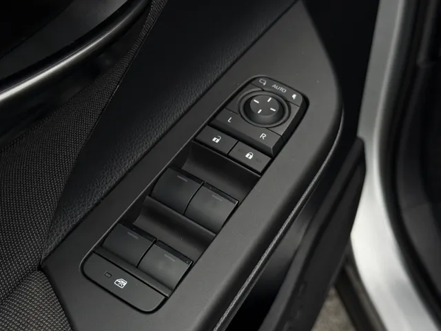 Toyota C-HR 2.0 PHEV 220 Dynamic Bi-Tone | All Seasons