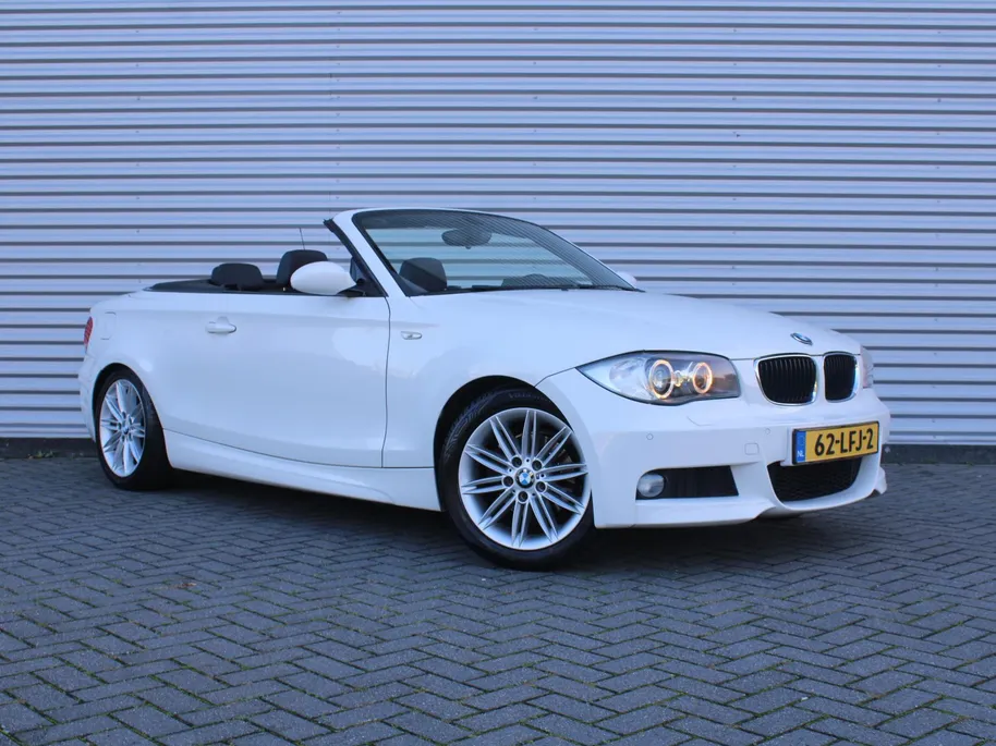 BMW 1 Serie Cabrio 118i Executive | M-Pakket | Stoelverwarming | 17' LM | Windscherm | Parkeersensor v+a | Trekhaak | Navi | Leer | Xenon | Clima |