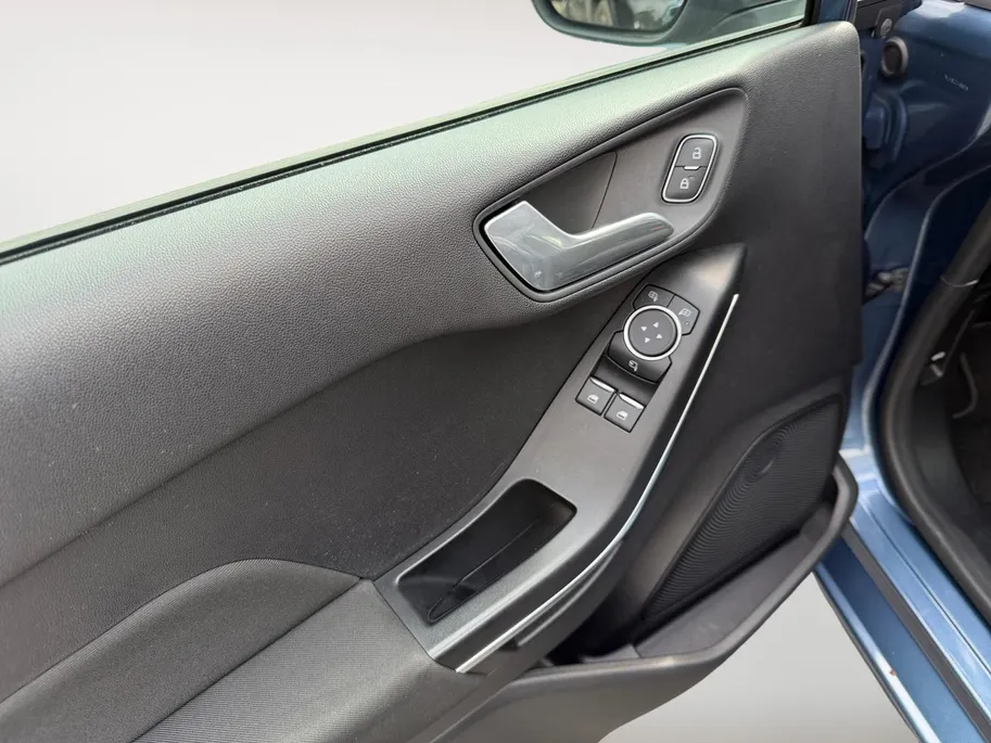 Ford Fiesta 1.0 EcoBoost Titanium | Stoel/Stuur en voorruit verwarming | Navigatie | Apple Carplay | Android Auto | Achteruitrijcamera | All Season Banden |