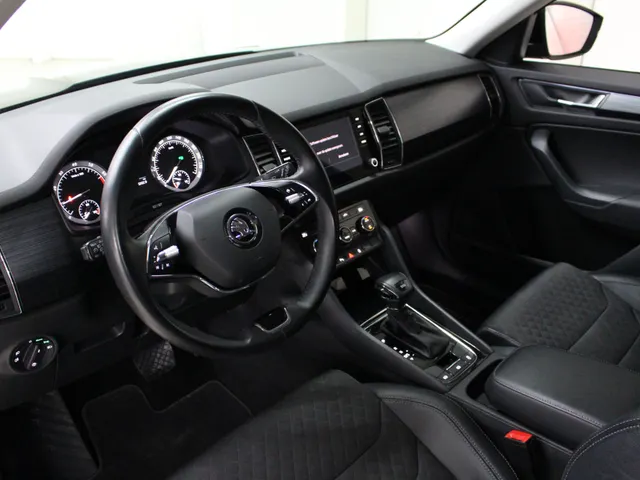 Škoda Kodiaq 1.5 TSI Business Edition DSG 7-Persoons Navigatie | Parkeercamera | 18' Velgen | Trekhaak