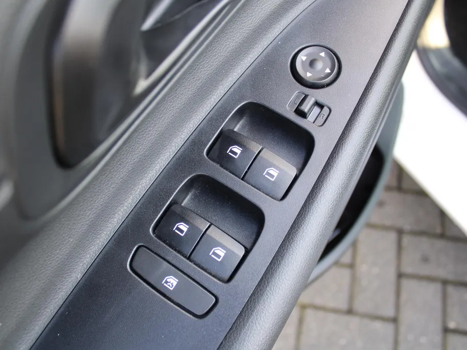 Hyundai i20 1.2 MPI Comfort | BTW Auto | Stuur-/stoelverwarming | Camera | Navi | Apple Carplay | Android Auto | Cruise | 16' LM | All seasons | Airco |