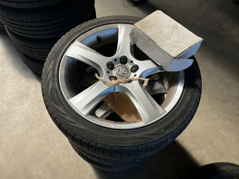 Toyota Prius 1.8 Executive | Trekhaak | Stoelverwarming | Camera | Leer | Dodehoek detectie | JBL audio | HUD | 17” LM | Navi | LED | Cruise adapt. | Incl. winterset |
