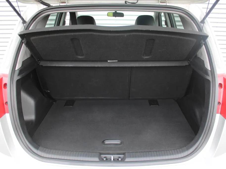 Kia Venga 1.4 CVVT First Edition | 16' LM | Trekhaak | Navi | Airco | Cruise | Camera | PDC | All seasons |