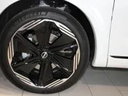 Nissan QASHQAI 1.5 e-Power N-Design | 20inch wielen |360grd camera | parkeersensoren voor en achter | Electrische stoelverstelling met geheugen | Alcantra/lederen bekleding | 205PK | Two-tone lak | Apple carplay & Android auto |