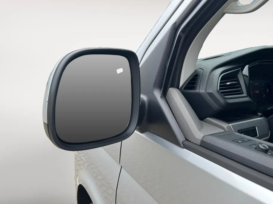 Volkswagen Transporter 2.0 TDI L2H1 28 Bulli | Trekhaak | navigatie | Lederen Bekleding | Imperiaal | Parkeer Camera | Stoelverwarming | Lichtmetalen Velgen |