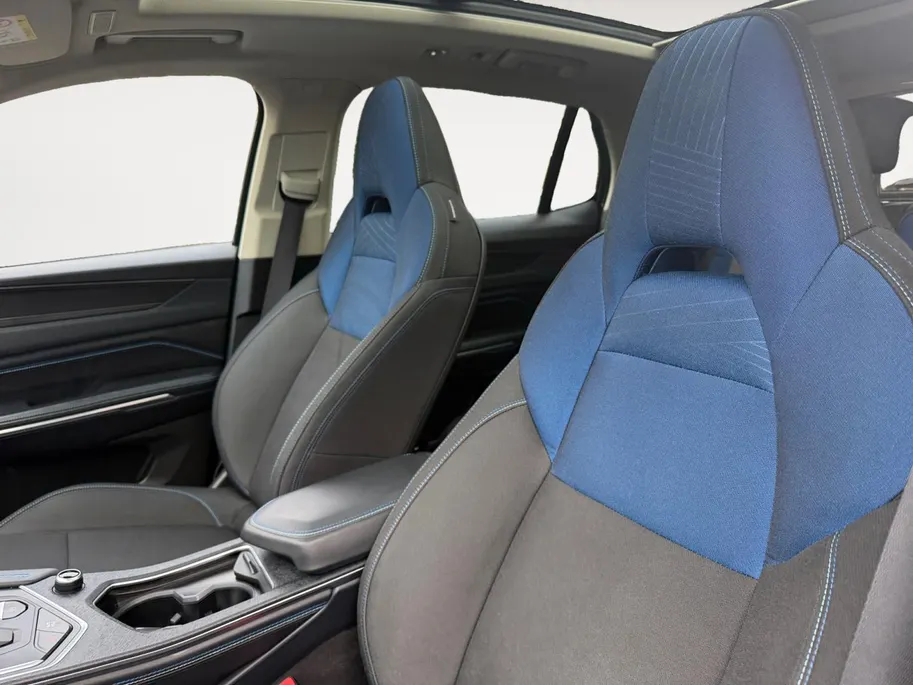 Lynk & Co 01 1.5 Apple Carplay/Android Auto , stoelverwarming , panoramadak , navigatiesysteem full map , camera 360 , elektrisch verstelb. bestuurdersstoel met geheugen , elektrisch bedienbare achterklep ,                                               lichtmetalen ve