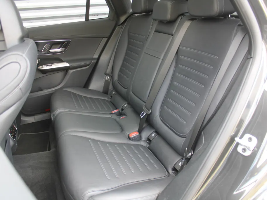 Mercedes-Benz GLC 300e 4MATIC AMG Line | 360 Camera | Schuifdak | Cruise adapt. | 20' LM | HUD | Treeplanken | Dodehoek detectie | Stoelverwarming + geheugen | BTW auto |