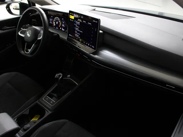 Volkswagen Golf 1.5 eTSI Life Energy Panoramadak | Navigatie | Keyless | Stoel- en Stuurverwarming | Parkeercamera