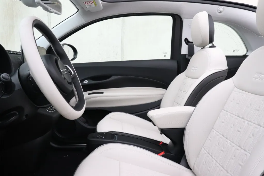 Fiat 500C La Prima 42 kWh | 'Matt Grijs' | Technology | Winter | Camera | 17'