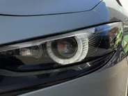 Mazda 3 2.0 e-SkyActiv-G M Hybrid 122 Comfort met Bose | Apple Carplay / Android Auto | Navigatiesysteem | Licht + Regensensor | Elektrisch Verstelbare Bestuurderstoel  | Stoel + Stuurverwarming | Parkeersensoren Voor + Achter | Camera Achter | 18'Lichtmetalen ve