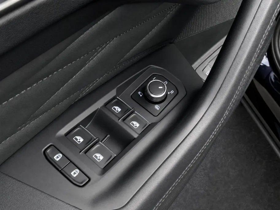 Volkswagen Touareg 3.0TSI 340kW/462PK R-line · Panoramadak · Trekhaak · Leder · Luchtvering