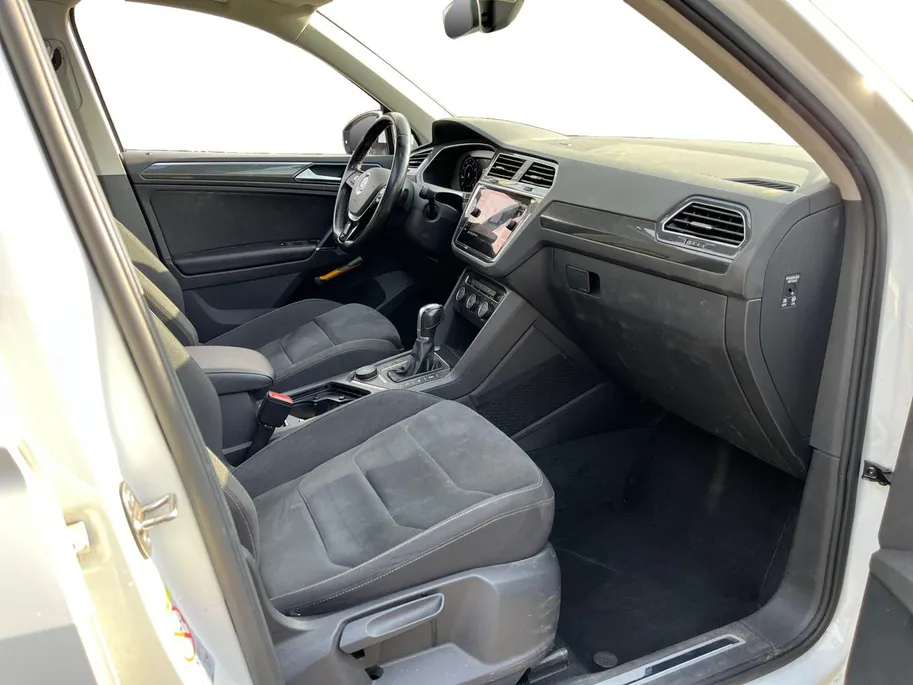 Volkswagen Tiguan 2.0 TSi DSG-aut. 4Motion Highline R-Line NL Auto | 11-2017 | Pano dak | Trekhaak | 20' | Stoelverwarming | Etc.